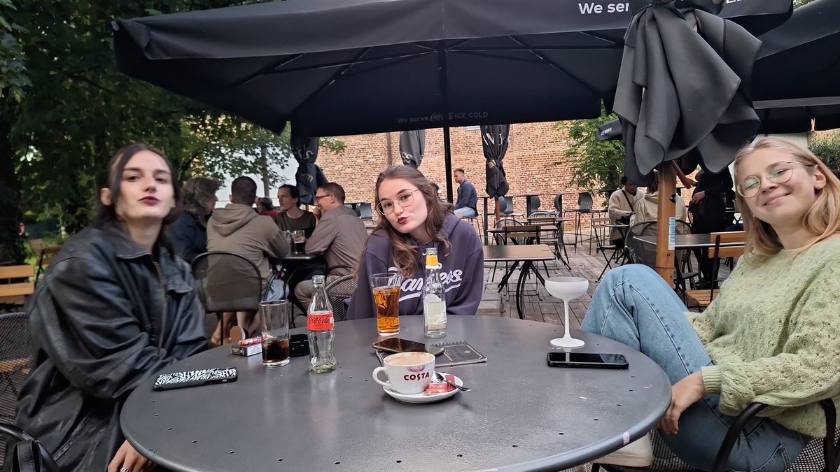 EmmaBonduelle's tweet photo. Laatste keer meeten met de meiden :(, @noornextdoorr is in een waas #talktothehand https://t.co/Q9Csc1bM5H