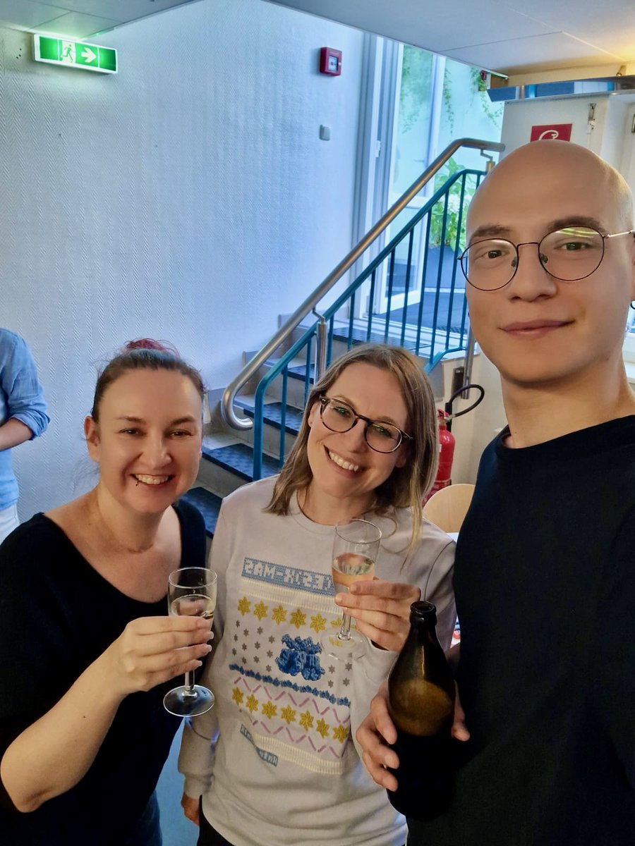kshbeckham's tweet photo. A big thank you to all of my amazing colleagues from @EMBLHamburg for making my final week @embl really special 🤩

A week filled with parties, presents and dinners🍻 🥳 

Leaving with lots of happy memories 😀 https://t.co/xr8nBwnfox