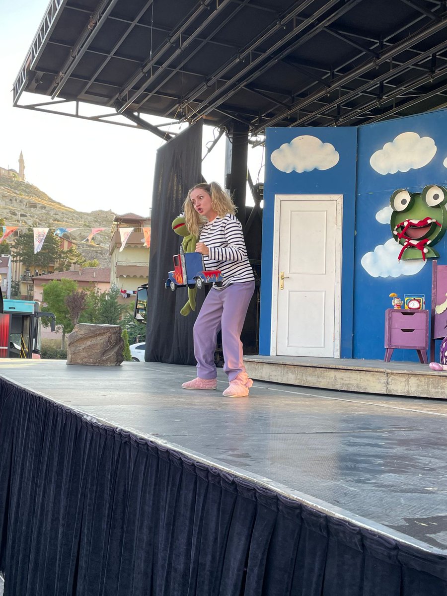 Kapadokya Balon ve Kültür Yolu Festivali kapsamında Devlet Tiyatroları, minik sanatseverlere oyunlarını sahnelerken atölye çalışmasıyla eğlenceli dakikalar geçiriyorlar. 
“Karagöz Hacivat Gölge Oyunu Tasvir Yapımı ve Oynatımı” Atölyesi ve  Konya Devlet Tiyatrosu "Kurbağa Vırak"