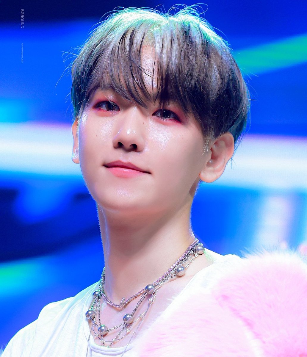 chanbluesky's tweet image. I don't want to be that fan but I can't help but to think this might also have been the result of the "trauma" that happened in 2014.
The young Baekhyun, being used for MEDIA PLAY by his company. He tried to clarified the "MISUNDERSTANDING" on his IG but they made him deleted it-