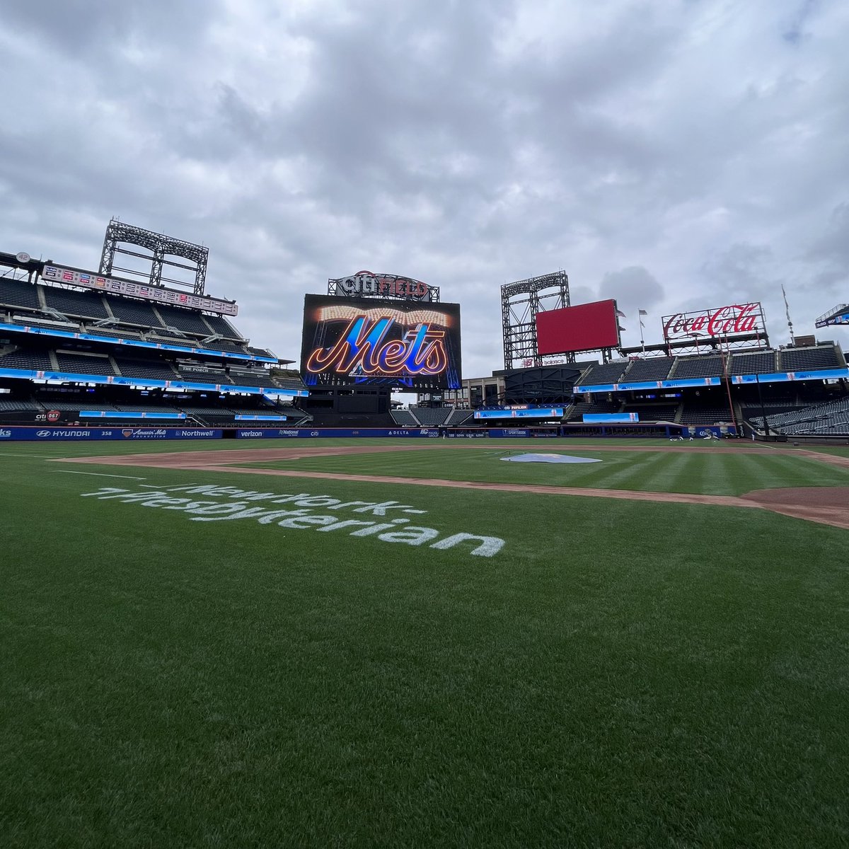 CandyDigital's tweet photo. Calm before the #CandyFamJam #LGM 

🍎x🐻‍❄️x🍬 https://t.co/Zj5JeflKi6