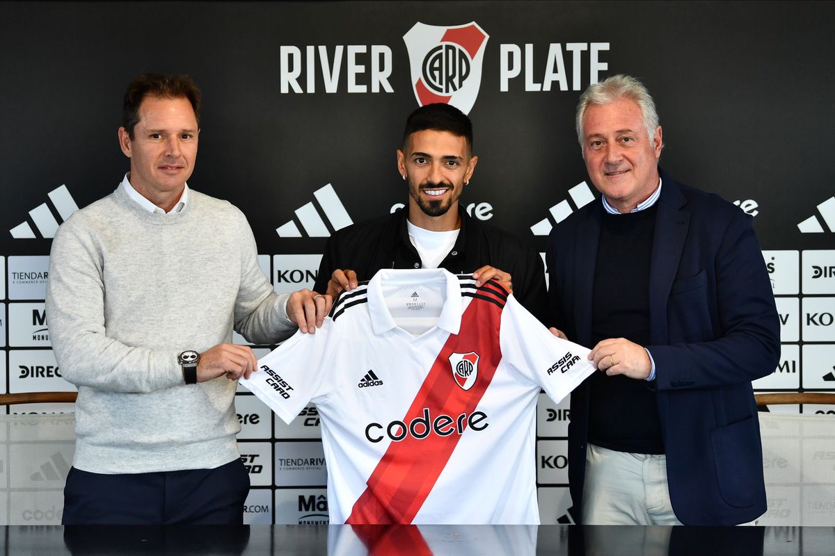RiverPlate's tweet photo. ✍🏼 Manuel Lanzini 🔙

Junto al Presidente @JorgeBrito y al Vicepresidente @MatiasPatanian, el volante firmó su vínculo con el Club en River Camp.

 ¡Vamos por todo, Manu! ⚪❤️⚪ https://t.co/2PbAox6FPs