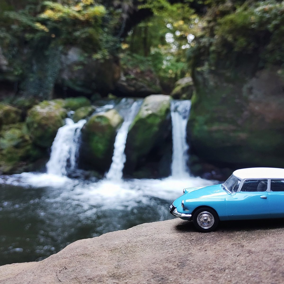 wimensing's tweet photo. Citroën DS at Schiessentümpel

#citroends #french #icon #classiccar #vintagecar #vintagecitroen #voiturefrancaise #drivetastefully #citroen #ds #favoritecar #citroenclassique #deesse #schiessentümpel #waterfall #casade #waterval #mullerthal #luxemburg #luxembourg https://t.co/B5YpmDF1JG