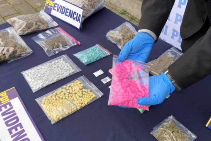 PiensaPrensa's tweet photo. Detienen a carabinera (activa) y excarabineros en operativo antinarcoticos en Valdivia: incautan 45 kilos de drogas.
Desde @Carabdechile señalaron que la funcionaria involucrada sigue activa e indicaron que se le inició un sumario.
De acuerdo a lo revelado, los involucrados trasladaban las sustancias bajo la modalidad conocida como cápsula y punta de lanza, donde uno de los vehículos informaba de posibles controles policiales y un segundo automóvil se encargaba de resguardar el vehículo que transportaba la droga.