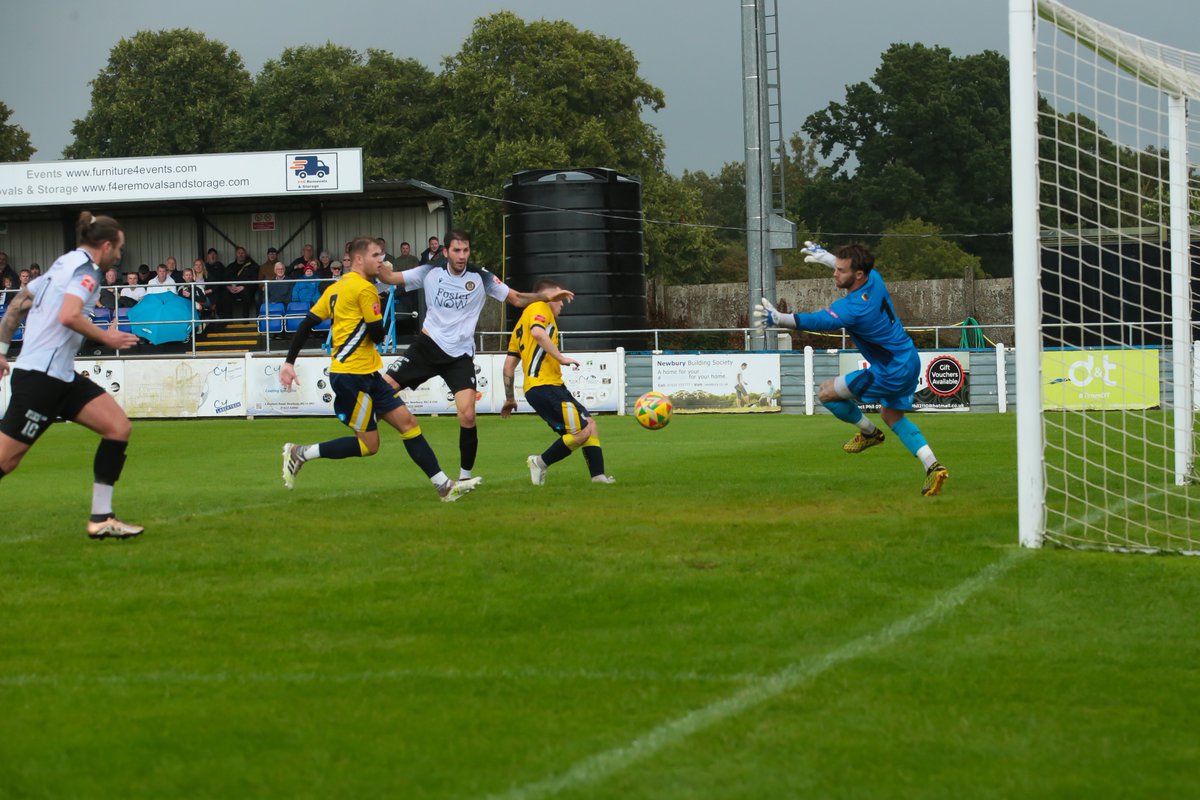 jeffyoud23's tweet photo. Home debut goal for @lukecarnell31 for @HungerfordTown @DanRobbo1986 @HTFC_Supporters @CiaranMorri @bradhooperr6 @conormcdonagh @JoeShep4 @martypl76 https://t.co/u26TFKa42w