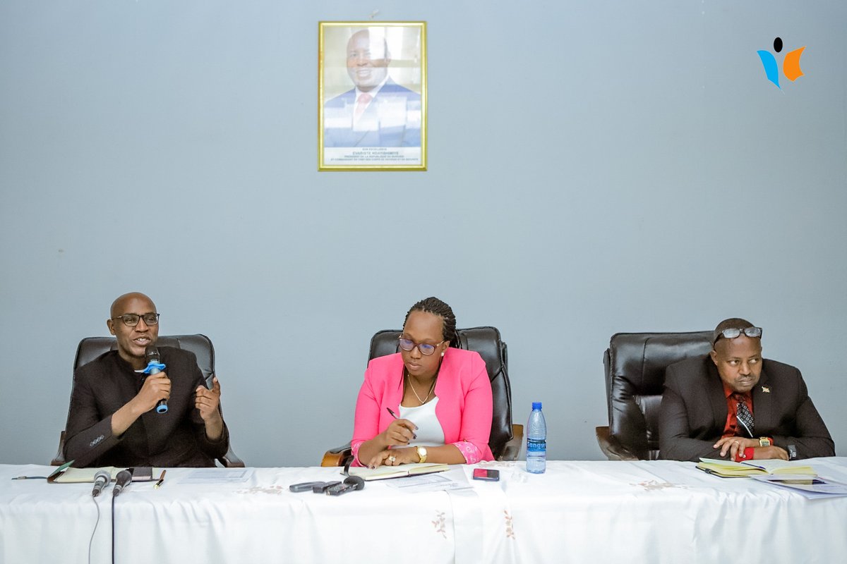 MagazineJimbere's tweet photo. 🔰 Les administratifs ayant participé à cette réunion ont déploré "des irrégularités qui s'observent dans la distribution du ciment #Buceco", indiquant qu'il est seulement distribué jusqu'aux chefs-lieux des provinces et que les particuliers qui se chargent de l'acheminer dans les communes et zones se permettent de majorer le prix à leur convenance
✍🏾 Au niveau de l'entreprise Buceco, son représentant dans cette réunion a indiqué que l'administration devrait se charger de contrôler la distribution du ciment Buceco dans les communes et zones, "car il arrive au niveau provincial aux prix officiels" et que l'entreprise ne dispose pas de distributeurs au niveau des communes
🎙️ Sur cette problématique, le Ministre Martin Niteretse a demandé aux gouverneurs de s'entendre avec les admicoms sur le prix du ciment Buceco dans les communes en tenant compte du prix de vente et du trajet que le revendeur aura effectué en partant du chef-lieu de la province en s'assurant que le prix du ciment soit abordable pour les consommateurs, tout en permettant aux revendeurs de faire des bénéfices
#Burundi