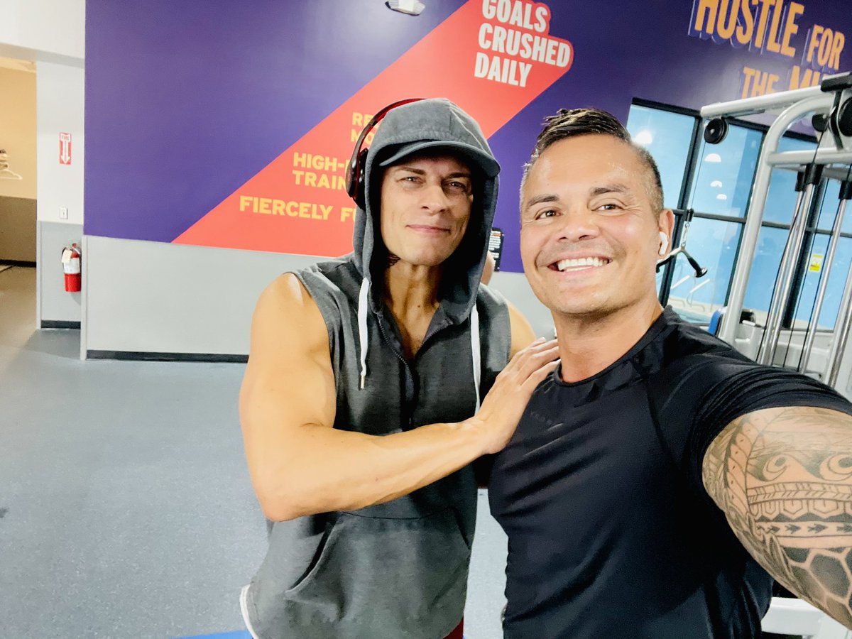 Pogi1Kanobi's tweet photo. Big shout out to @CodyRhodes @WWEUniverse 2nd time I’ve run into him in 3 weeks . Incredible athlete and humble human being. No wonder his stardom is rising 🚀 thanks for taking time to chop it up 🙏🏼 https://t.co/B1DTUnsfiY