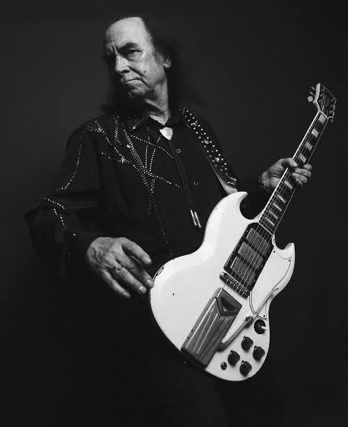 Türk Rock müziğinin eşsiz  sanatçılarından Erkin Koray’ı kaybetmenin üzüntüsünü yaşıyorum. 

Kendisine rahmet, ailesine, sevenlerine ve milletimize başsağlığı diliyorum.