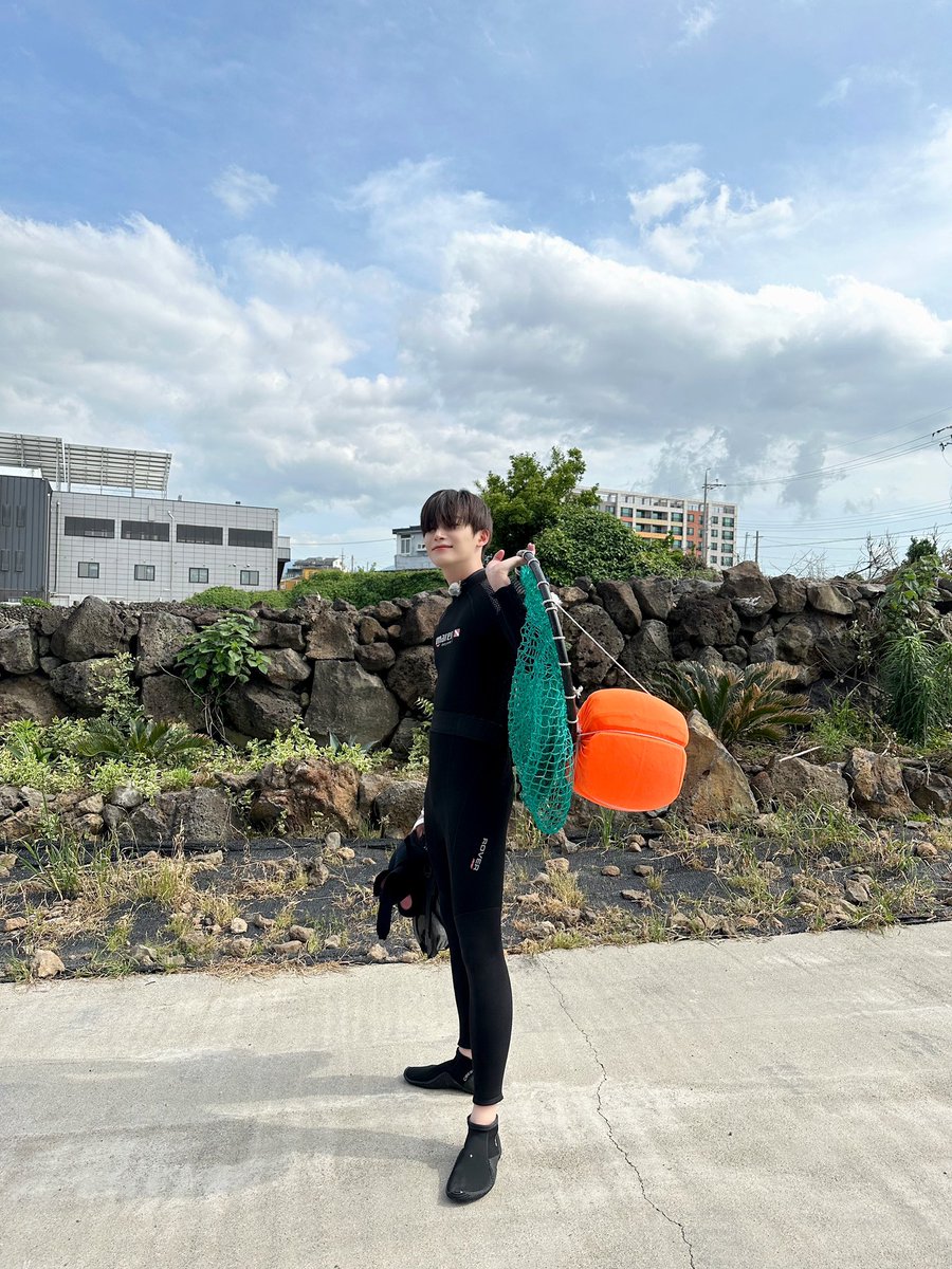 CRAVITY_twt's tweet photo. 러비티 나만 따라와요 뭐든 잡아줄게😎
#정모 #러비티 #크래비티 #비티파크 https://t.co/nzxMvbgMdZ