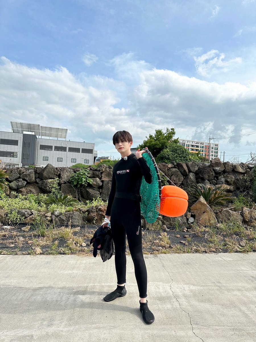 CRAVITY_twt's tweet photo. 러비티 나만 따라와요 뭐든 잡아줄게😎
#정모 #러비티 #크래비티 #비티파크 https://t.co/nzxMvbgMdZ