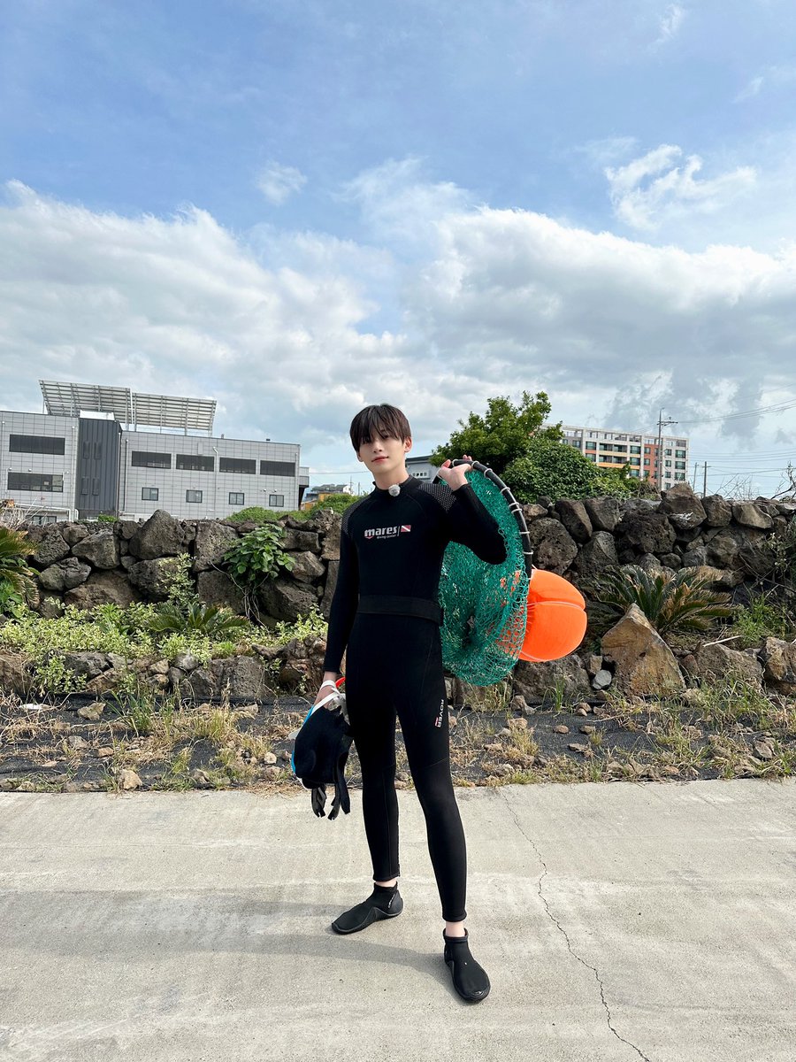 CRAVITY_twt's tweet photo. 러비티 나만 따라와요 뭐든 잡아줄게😎
#정모 #러비티 #크래비티 #비티파크 https://t.co/nzxMvbgMdZ