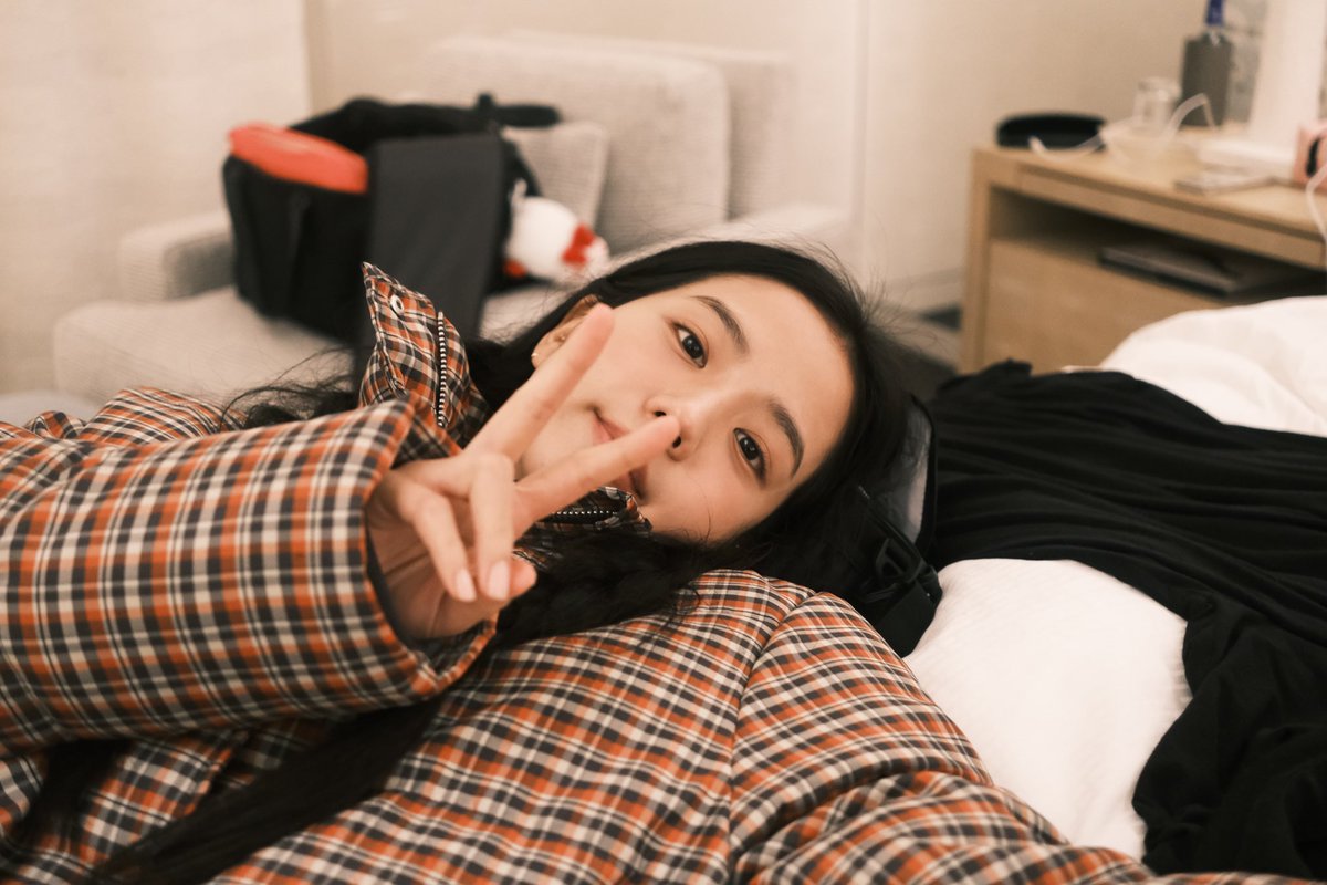 #JISOO Weverse Update 

“Happy 7th anniversary BLINK! 🖤💖
Wow... It's already been 7 years since the number 8 became precious.
There were so many things that happened from the moment I first got excited to the moment I feel comfortable now, and every time, I think about whether