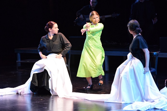 gaguinedaniel's tweet photo. Emotiva versión flamenca de "La casa de Bernarda Alba" en el Teatro Astral. #Teatro #flamenco #FedericoGarciaLorca
👉https://t.co/DNzvcYzhMi https://t.co/Hw2yU89BWR
