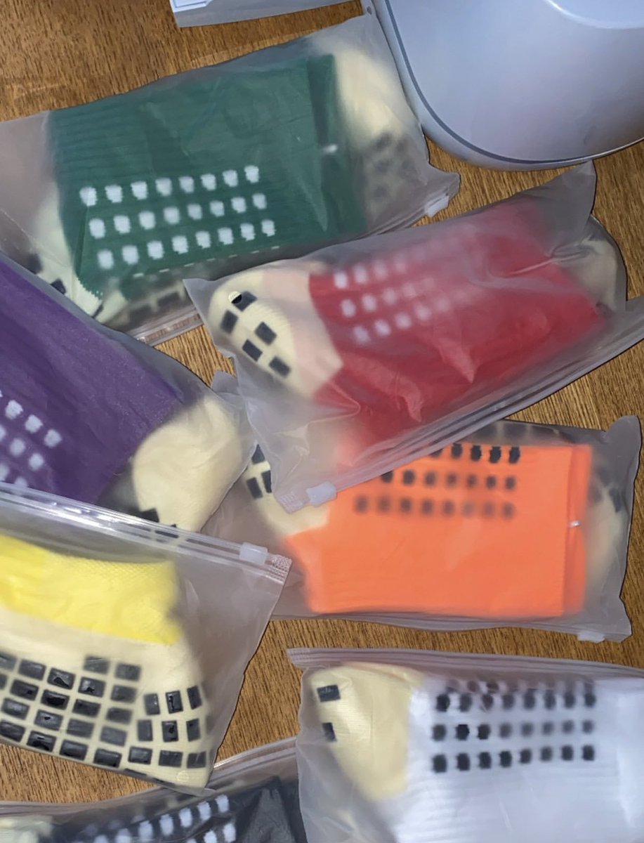 LiambibbyGFX's tweet image. Looking to get rid of the Last box of these🧦:
• 1 Pair of every colour 🟢🟡🟣🔴🟠
• 5+ Pairs of Black ⚫️
• 5+ Pairs of White ⚪️

Message me