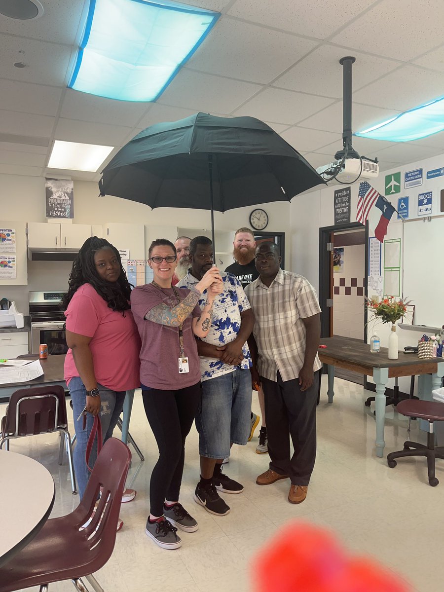 _Maddy_Maslow_'s tweet photo. Picture with an onion
Under an umbrella
In front of a police car 
Jumping minute 

#princetonpantherpride2024
#phsgreen https://t.co/5bq4fTf3LM