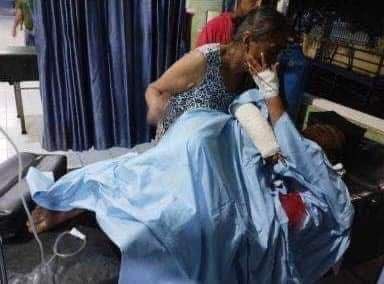 Tiam1702's tweet photo. SAC troops shelled artilleries in ward No.3, Myawaddy tsp, Karen state yesterday, resulting in injuring of some residents including a child. #HelpMyanmarIDPs #2023JulAug7Coup #WhatsHappeningInMyanmar https://t.co/3CjB9UkLGV