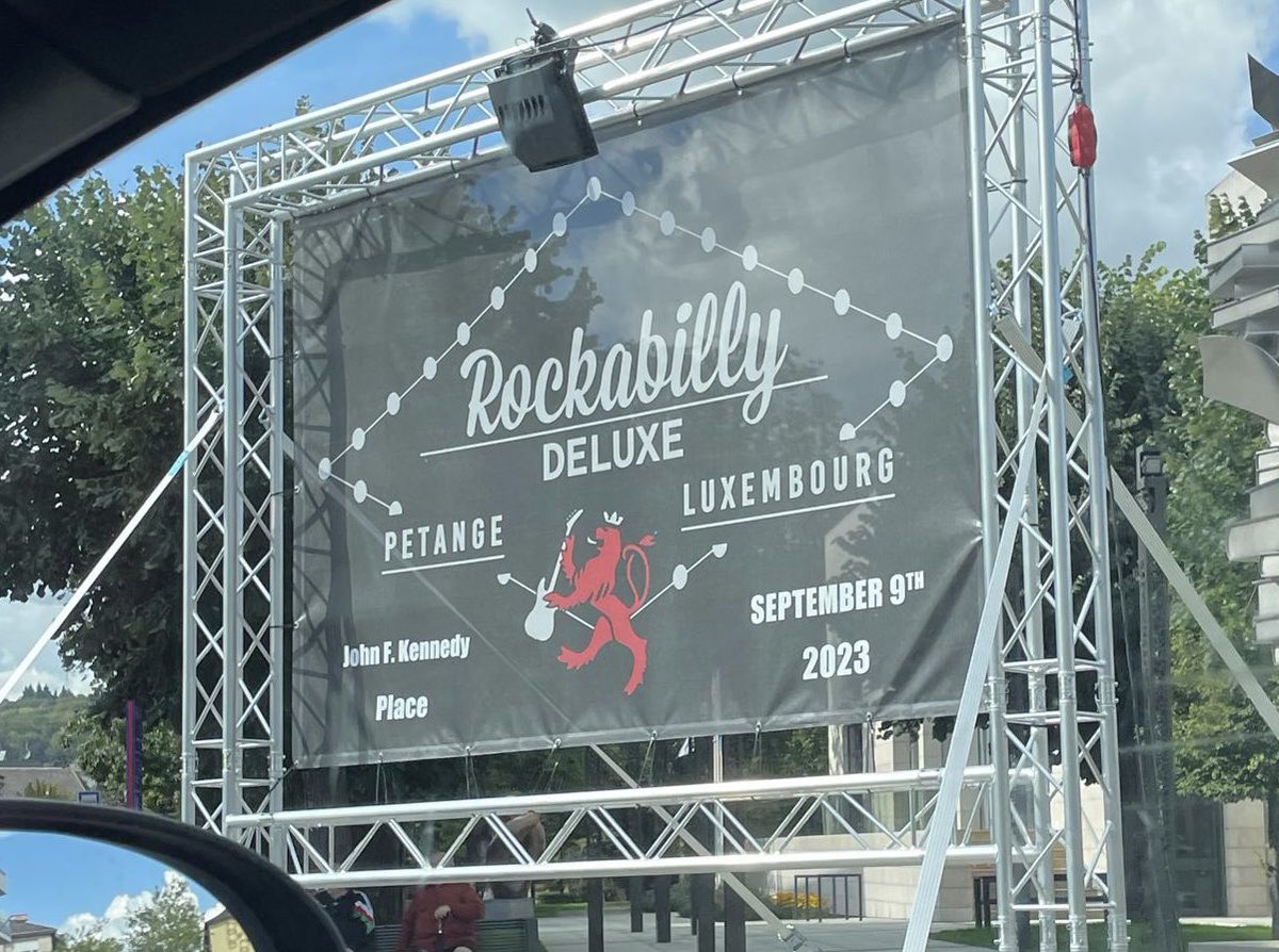 mama dearf ech dess joer op de piccadilly?

"nee mer hunn piccadilly doheem"

de piccadilly doheem: