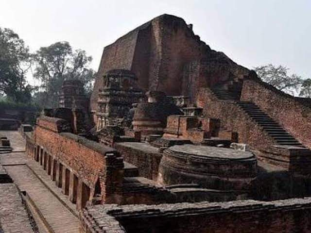 563Rajendra's tweet photo. मुस्लिम आक्रमणकारियों ने बड़े पैमाने पर बौद्ध ग्रंथ जला दिए तो बड़े पैमाने पर संस्कृत ग्रंथ बचे कैसे रह गए? https://t.co/uznsN10isZ