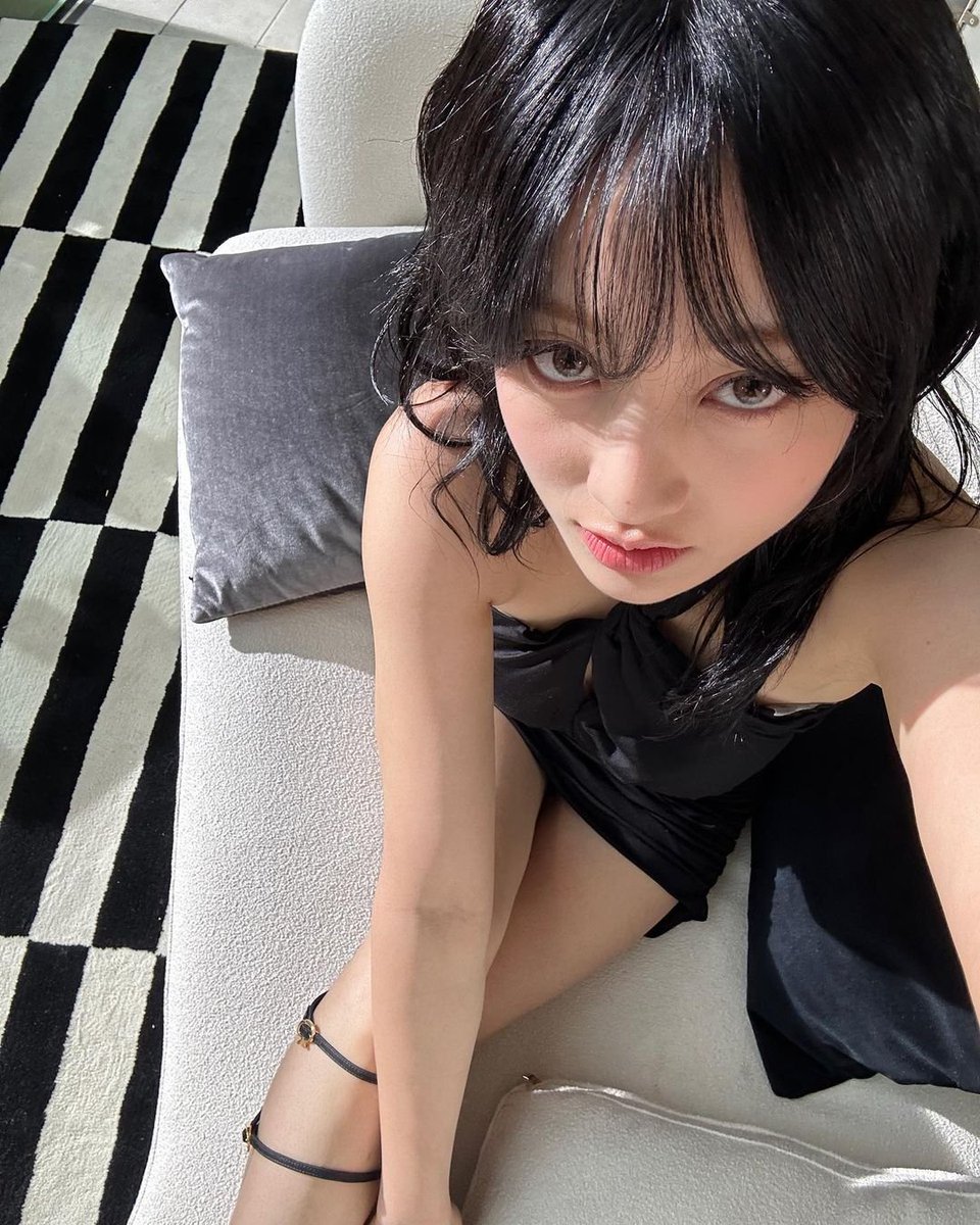 kpop moments that could kill a sapphic (@kpopsapphic) on Twitter photo 