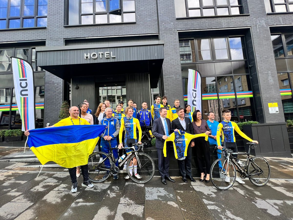 andrei_007's tweet photo. Тепла зустріч з Президентом Міжнародної Федерації велосипедного спорту (UCI) @DLappartient на Чемпіонаті світу @Glasgow2023 разом з нашими спортсменами та тренерами національної збірної команди України🚴‍♂️🇺🇦 https://t.co/0m8Gzu1eMc