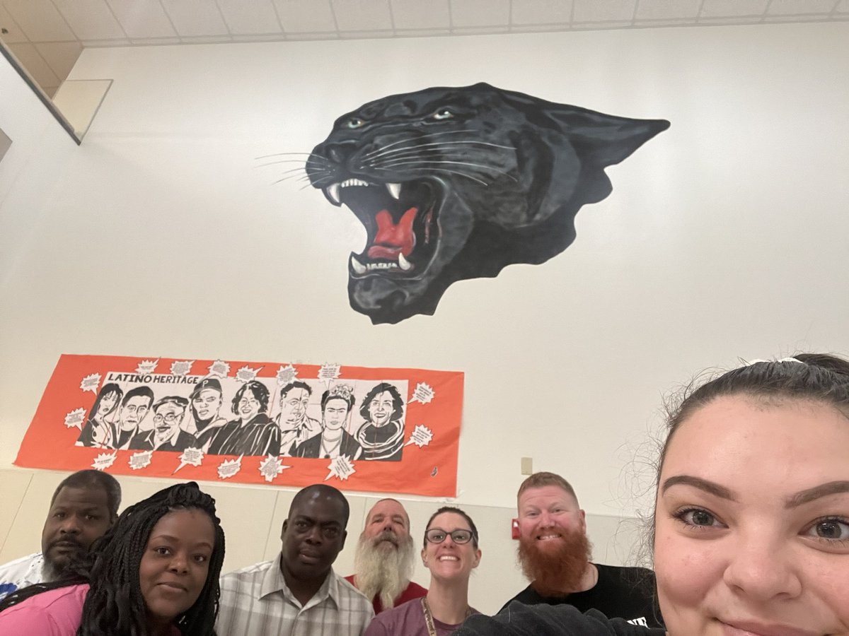 _Maddy_Maslow_'s tweet photo. Here no evil
Everyone with an animal (pig)
Everyone with a panther 
Making a human pyramid 

#princetonpantherpride2024
#phsgreen https://t.co/PJOs6hUNIq