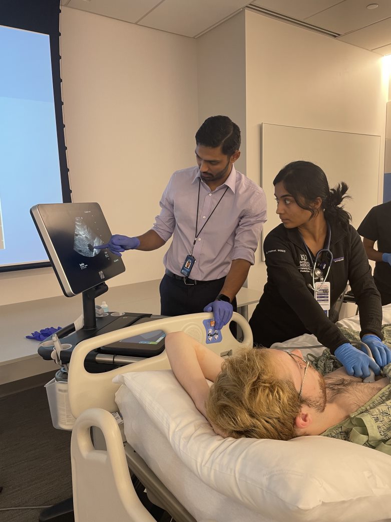 KUIMchiefs's tweet photo. Last week we held a fantastic Ultrasound Primer for our interns 🫀

This was developed and taught by outstanding 3rd year residents @AnureetMalhotra,  @VishwajitHegde1, @EvanGraumann 

Amazing to see the skills and confidence in ultrasound that these three gained during residency https://t.co/7uRlRO9oYC