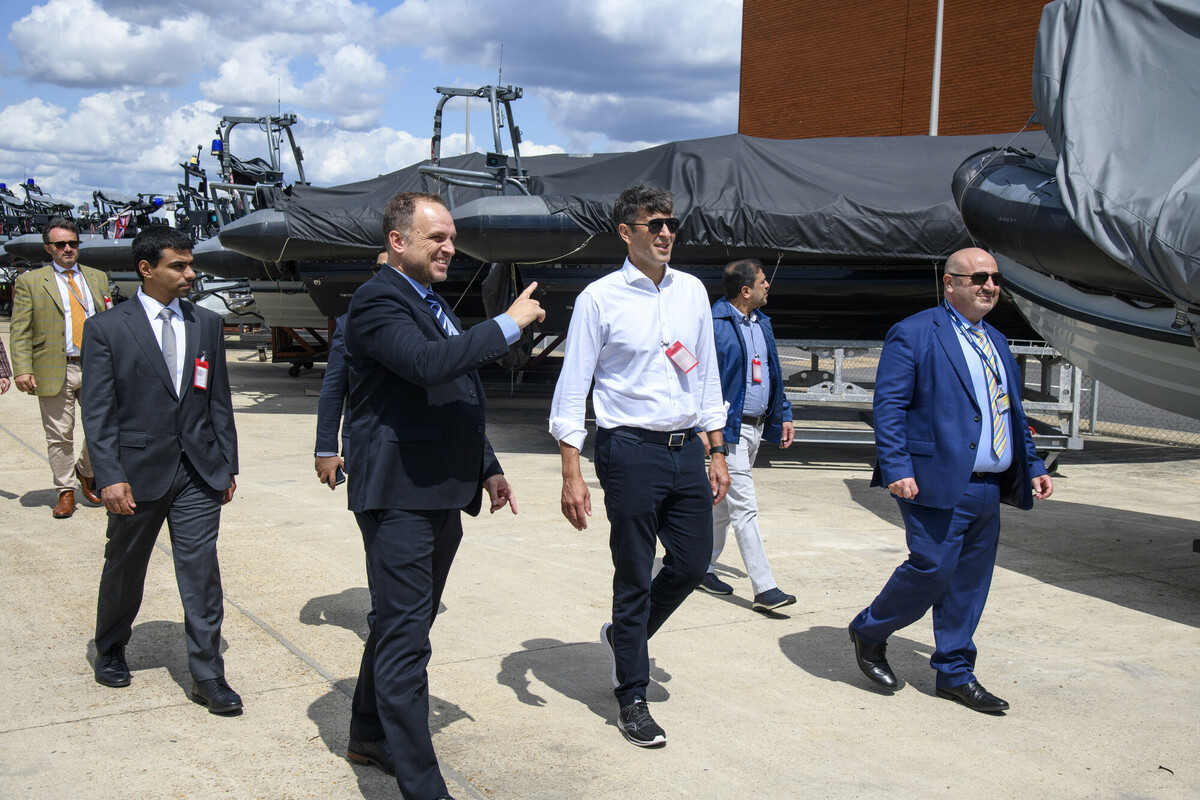 MansoorAbulhoul's tweet photo. A fascinating visit to @BAES_Maritime & @BAESystems_Gulf in Portsmouth to learn about developments in maritime tech and the success many Emiratis have found through BAE’s internship opportunities, which benefits them both professionally and personally. 

Opportunities such as these go far in backing the growing relationship between the UK & UAE and pave the way for new horizons of cooperation. 
🇦🇪🇬🇧