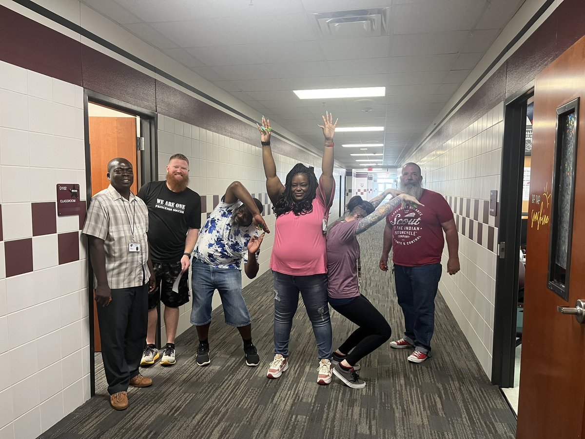 _Maddy_Maslow_'s tweet photo. Forming PHS….

#princetonpantherpride2024
#phsgreen https://t.co/s3LDd0OGhc