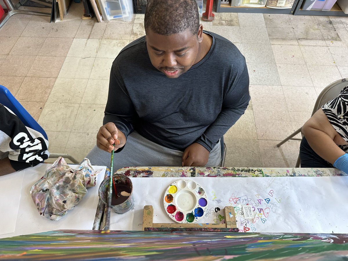 EsperanzaCSChi's tweet photo. The artist🧑🏾‍🎨 behind the art🎨

Becoming a monthly donor could mean funding the art program AND winning a beautiful piece of artwork like this! Become a monthly donor today: https://t.co/FjcR1cdjTr https://t.co/zjU39UXVU7