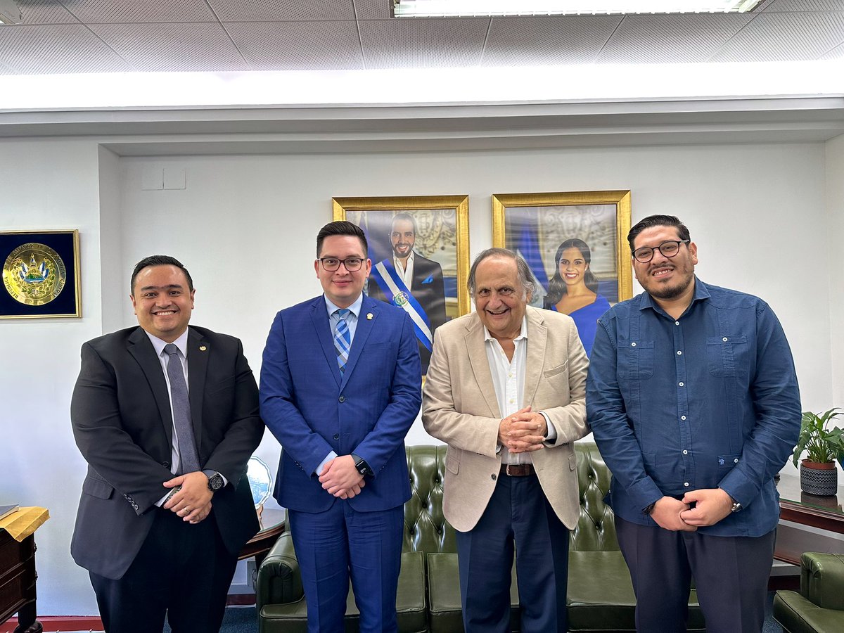 CarlosHdez_SV's tweet photo. En mi visita a Madrid también sostuve reunión con nuestro Embajador en España🇸🇻🇪🇸

Conversamos sobre el impulso de proyectos de migración laboral y temas de cooperación, nuestro compromiso es trabajar articulados para continuar generando oportunidades para los salvadoreños. https://t.co/eacTLKRttw