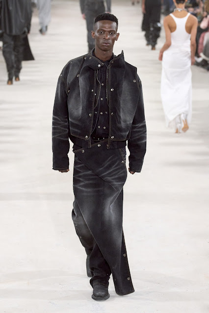 francarabias's tweet image. El lenguaje estético de la nueva masculinidad pasa por las faldas para hombres.

Nueva entrada en mi #blogdemoda #EnlaZonaF

FALDA MASCULINA, ENÉSIMO INTENTO enlazonaf.blogspot.com/2023/08/falda-…

#fashionblogger #FranciscoCarabias #francarabias
#menswear #menstyle #mensfashion