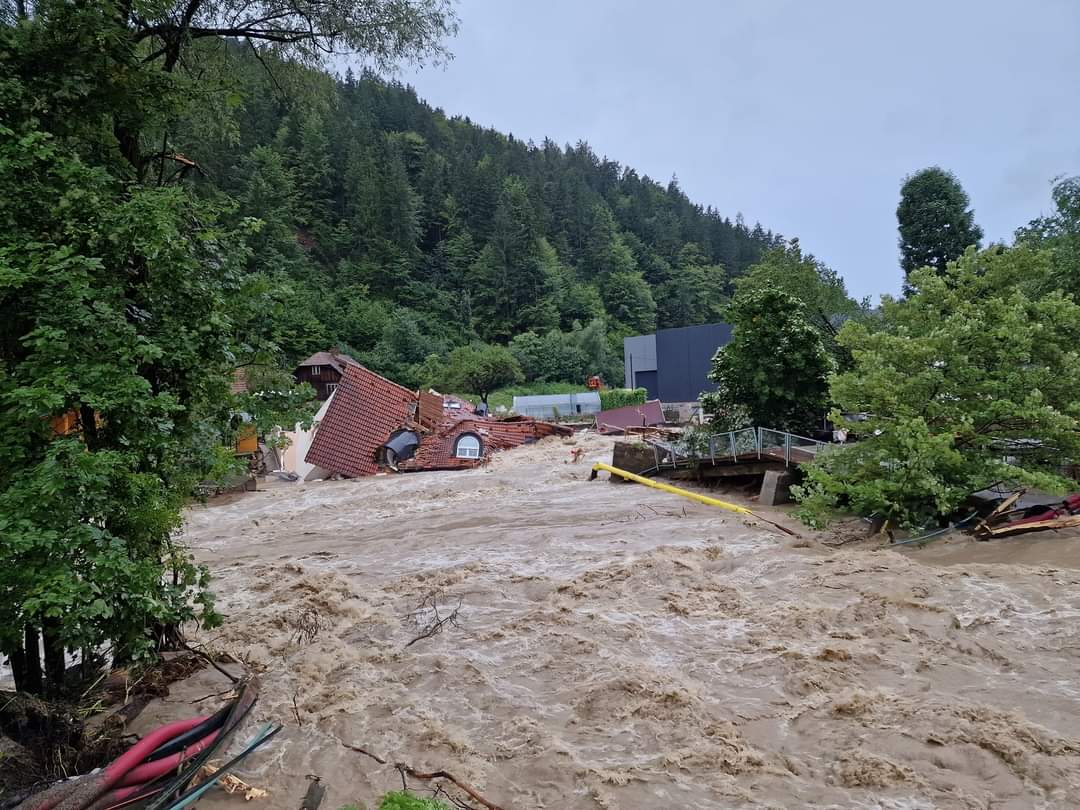 CdBalkans's tweet photo. #Inondations en #Slovénie : le bilan monte à six morts. La situation se stabilise, mais l'état des digues de la rivière #Mura suscite toujours beaucoup d'inquiétudes. https://t.co/23euvmaaHb https://t.co/3wAJBxUqkO