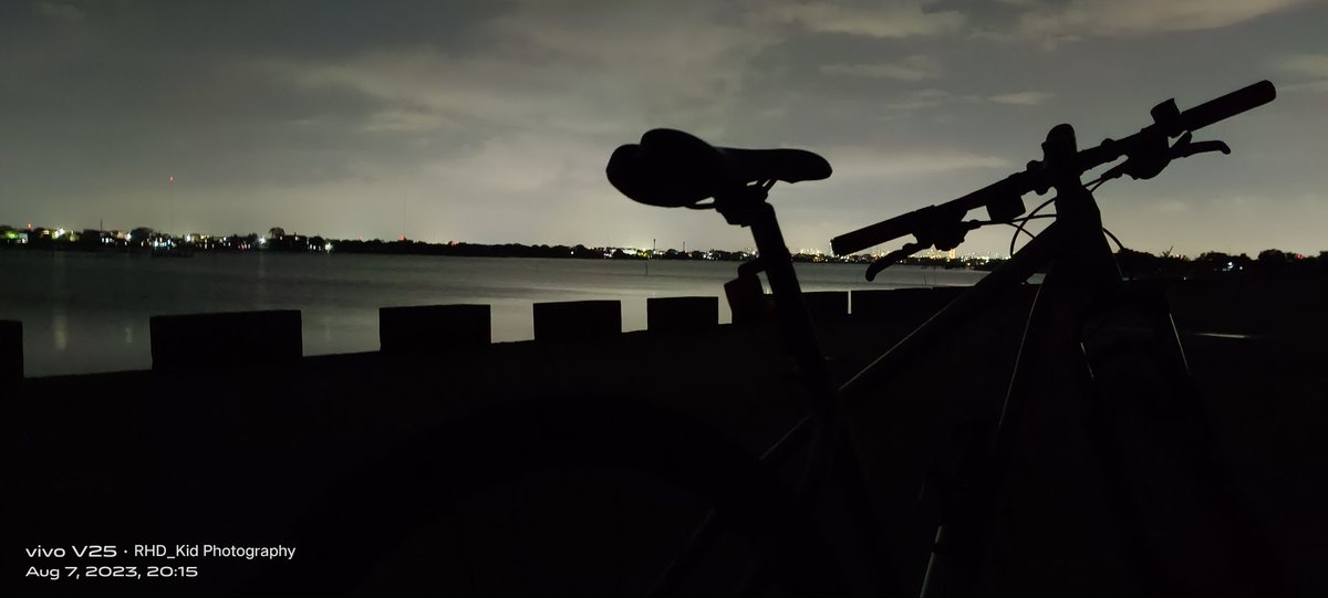 RHDkid's tweet photo. Back on track night ride out in the city noise 🚴🇵🇭

📍Dampalit Megadike Bike Trail 🚴 https://t.co/oNt9zl34Xs