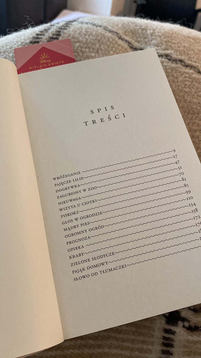 InariBook's tweet image. Прикол, лише на середині книги догадались що то не назви розділів, а нові короткі оповідання, які інколи перегукуються певними речами 🥲 О це крінж. Я думала собі мозок зламаю в спробі привʼязати ниточки