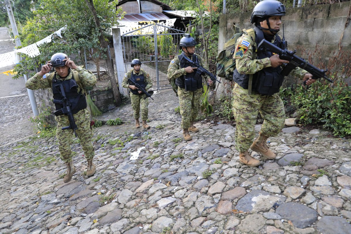 Expreso24sv's tweet photo. CERCO DE SEGURIDAD EN CABAÑAS CONTABILIZA MÁS DE TREINTA TERRORISTAS CAPTURADOS

Con la istalación del cerco de seguridad en el departamento de Cabañas se reporta la cap­tura de 31 terroristas. https://t.co/KvW0dpidTo