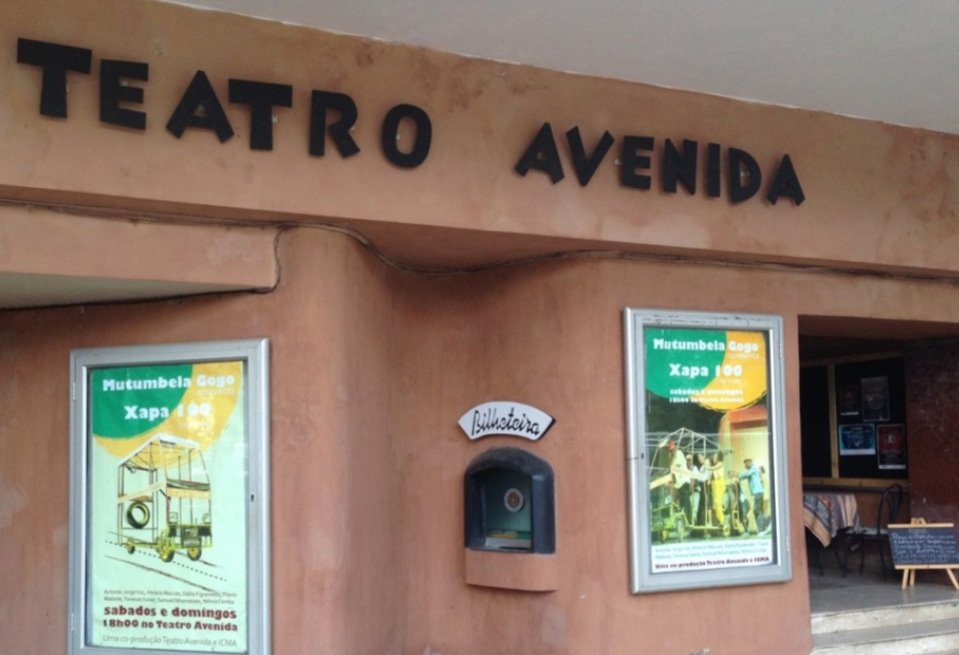HotelInsonmia's tweet photo. En el 1179 de la Avenida 25 de Setembro de #Maputo2023 está el Teatro Avenida, que aún tiene sesiones cinco días por semana. Desde mitad de los ochenta #HenningMankell fue su director artístico. Dicen que era alguien con un pie en la nieve y otro en la arena...

#Mozambique2023 https://t.co/adAzIk18xm