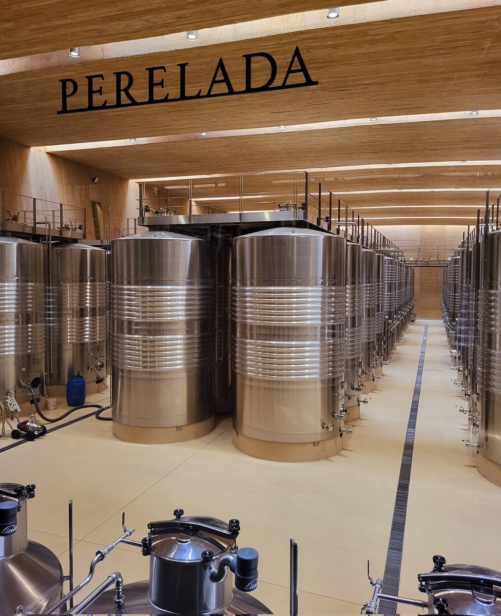 Balateu's tweet photo. Visitant el nou celler de Perelada, dissenyat per RCR-Arquitectes. Impressionant i majestuós!
@Perelada @RCRArquitectes #Peralada #Perelada #NouCeller https://t.co/Jw6A9FHOOB