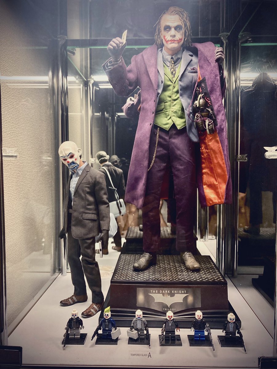 rr3122276921's tweet photo. ホットトイズJoker銀行強盗は、プレ値、劣化等で断念。代わりにTOPOの衣装を購入。スーツの素材や色味、ディテールはもしかしたらホットトイズよりクオリティは高いかも✨大好きな銀行襲撃とギャング会合シーンでずっと眺めてられる🥰満足感半端ない #Hottoys #TOPO #Queenstudio #Joker #Darkknight https://t.co/SuweD3BSdd