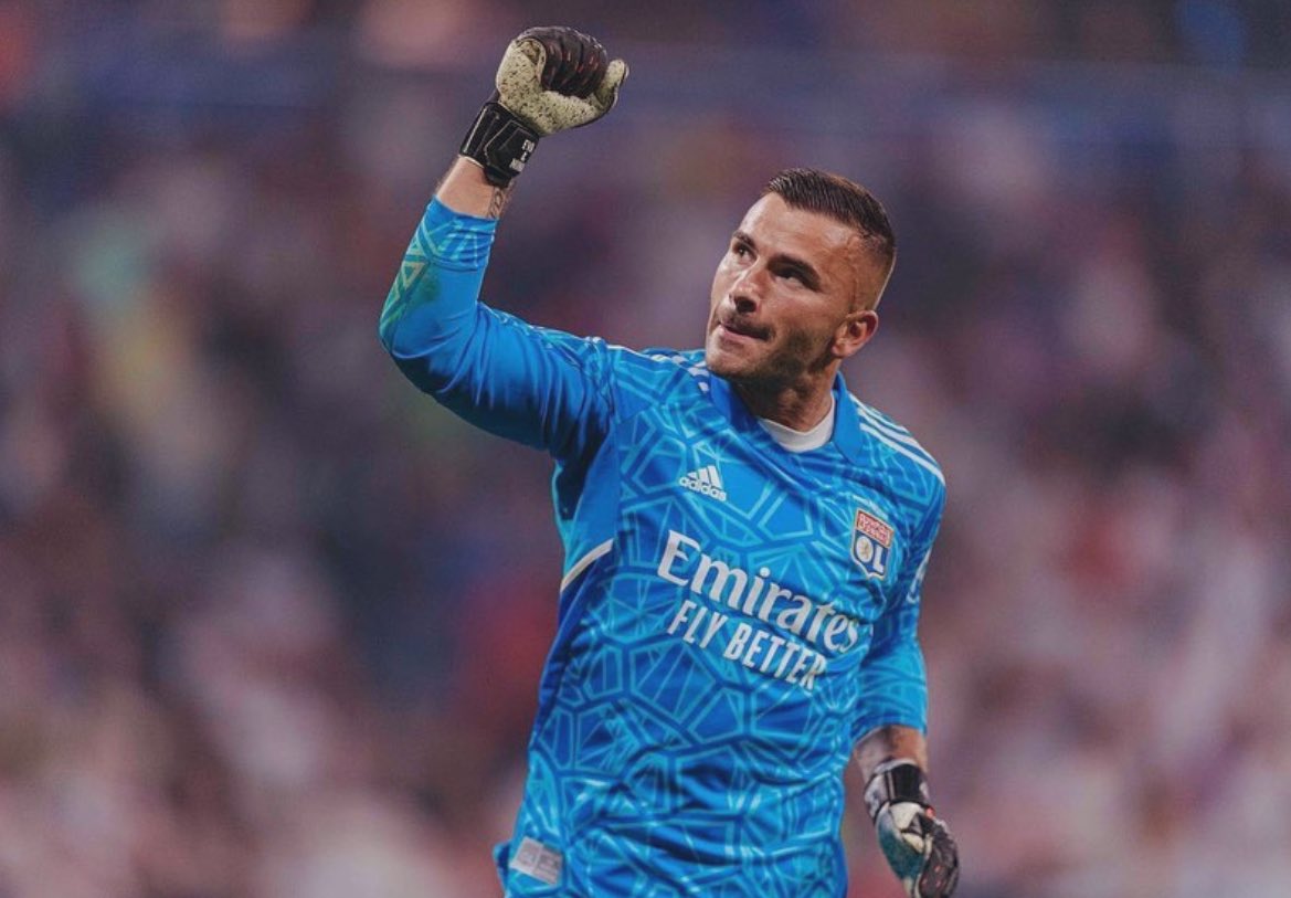 Dududinho10's tweet photo. Je trouve qu ‘Antho n’est absolument pas respecté par la commu lyonnaise , certes il a des défauts , mais combien de fois ce joueur nous a sauvé des matchs ? 

Il aime le club plus que tout et il l’a toujours respecté ! 

Personnellement il me fait vraiment de la peine… ❤️💙 https://t.co/frVi7OpBJN