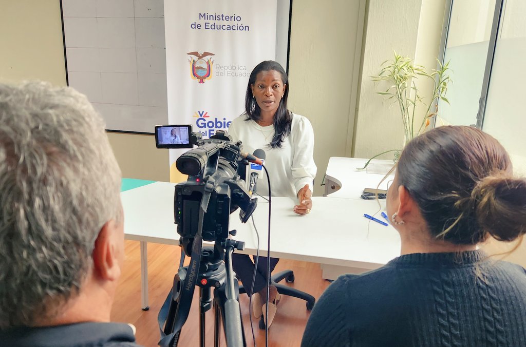 EducacionZ1Ec's tweet photo. [IBARRA] En entrevista con @TVNCanal, la coordinadora @martaluciavale aborda temas de interés sobre el nuevo cronograma de inicio de clases Régimen #SierraAmazonía y el proceso de evaluación estudiantil durante el periodo 2023-2024.
#TransformaciónEducativaEc https://t.co/hF9FqEqinw