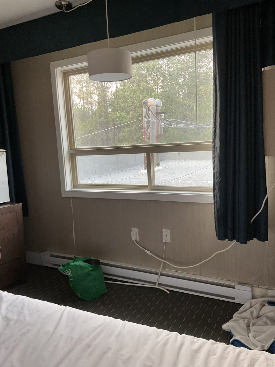 AntoinnetteNA's tweet photo. Don’t stay at #blueriversandmanhotel it’s dirty. Hallways stink like nicotine there was the same two bags of garbage in the hallway the whole time I was there. There was gross stains on the wall. The view was terrible. https://t.co/8H62XZrAV9