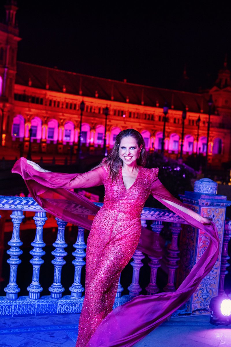 iconicafest's tweet photo. ÚNICA, ICÓNICA y DESLUMBRANTE 💫.

@PastoraSoler le cantó a su público en su tierra, pero en un escenario y una fecha MUY ESPECIAL: la Plaza de España de Sevilla en la noche de San Juan 🌛. ¡Qué bien le sienta el monumento de Aníbal González a la coriana!
📸 @Niccolo_guasti_photo https://t.co/5K3r3CFVIs