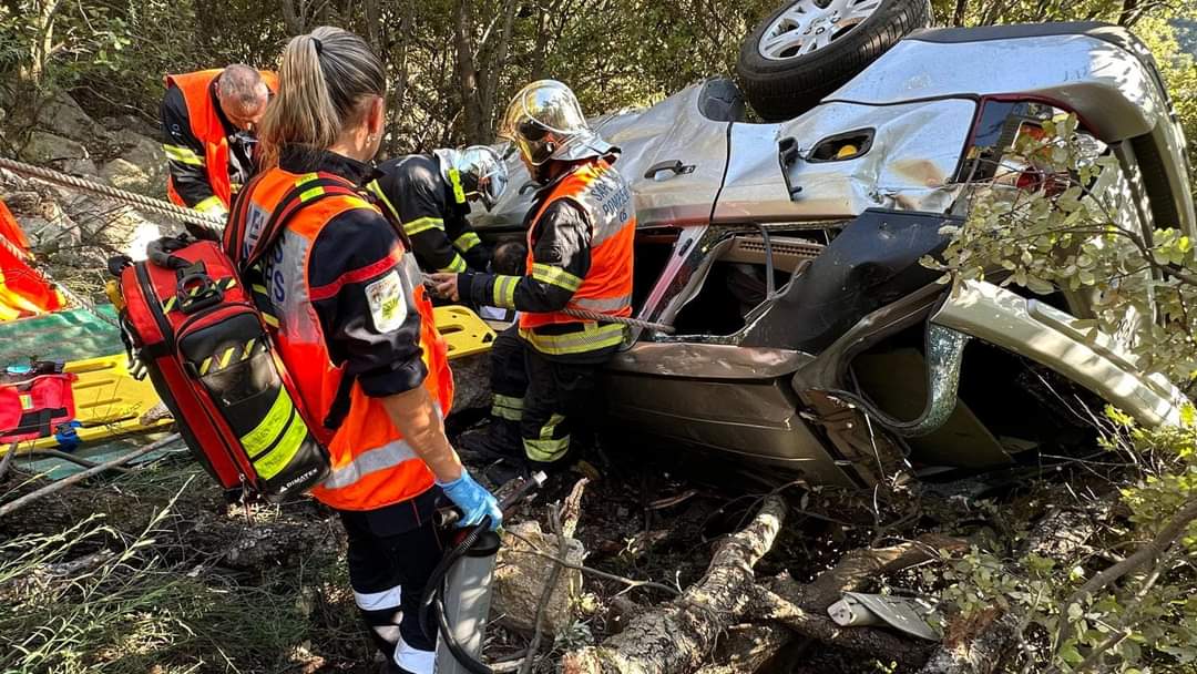 sdis_06's tweet photo. #RetourSurInter🚙
🚒 Les sapeurs pompiers sont intervenus hier après midi route Napoléon à Saint-Vallier de Thiey pour un accident de la circulation impliquant une voiture seule. La voiture a chuté en contrebas de la route de 30m environ.

#NousSommesPompiers06 https://t.co/62FrM7uIpO