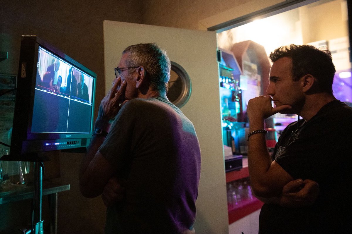 Seguimos con el rodaje y lo hacemos de fiesta y con @JoaqunOristrell, director y guionista, que se estrena en Twitter/X así que dadle mucho amor ❤️

#CuéntameT23