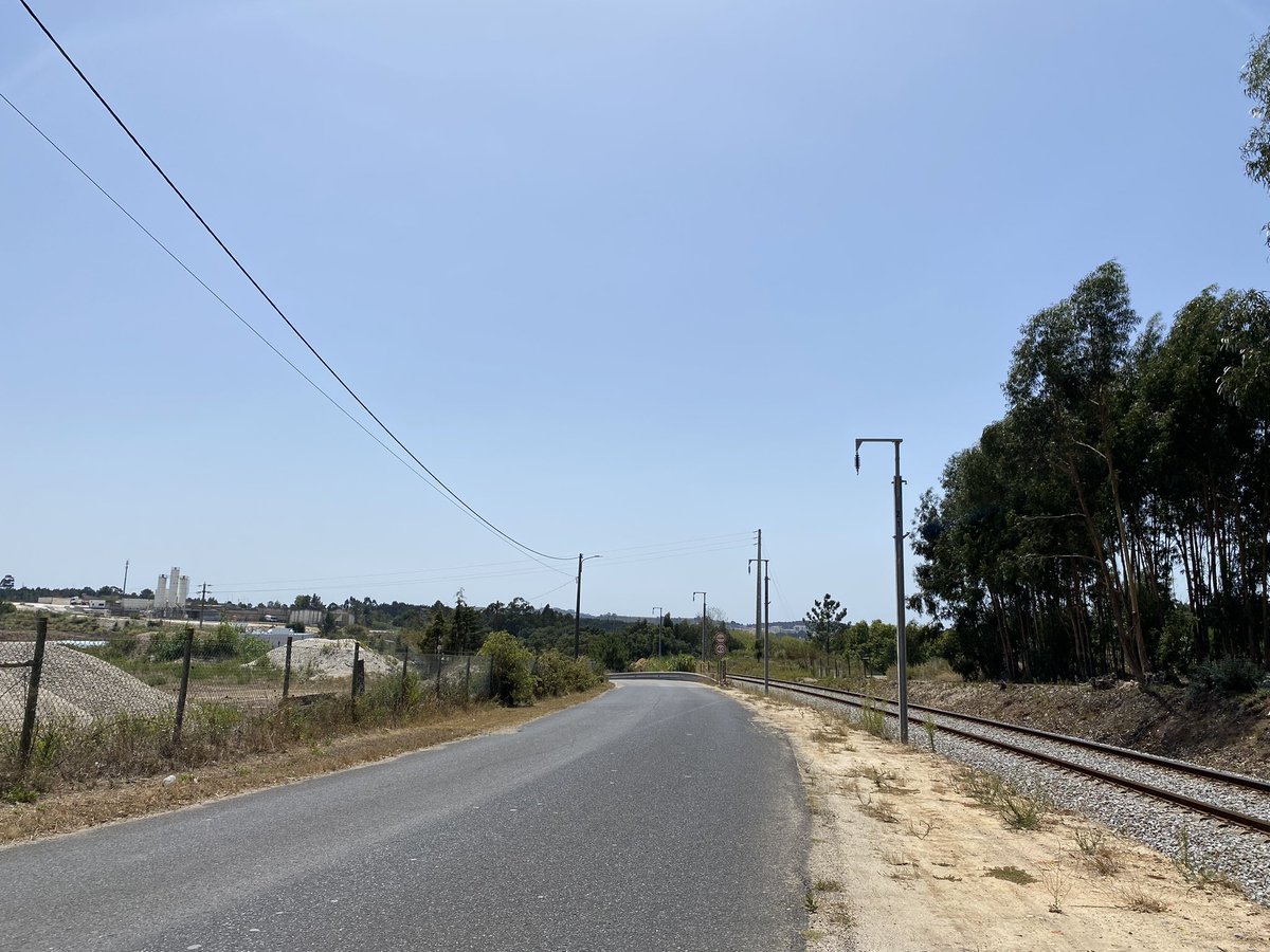pmmrcosta's tweet image. Aldeia Grande - Torres Vedras.
Colocação de postes catenária concluído.
Trabalho de drenagem em curso.
#ferrovia #linhadooeste #comboios #caminhosdeferro