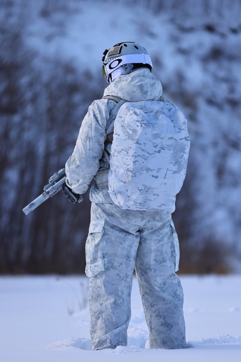 #持ってる人が少なそうな装備
実はバックパックカバーはCrye Multicam Alpineだけど上下はデジタルパターンのVertx Snow Camouflageなんです❄️
国内にこの上下は何着あるのかな❓🤔