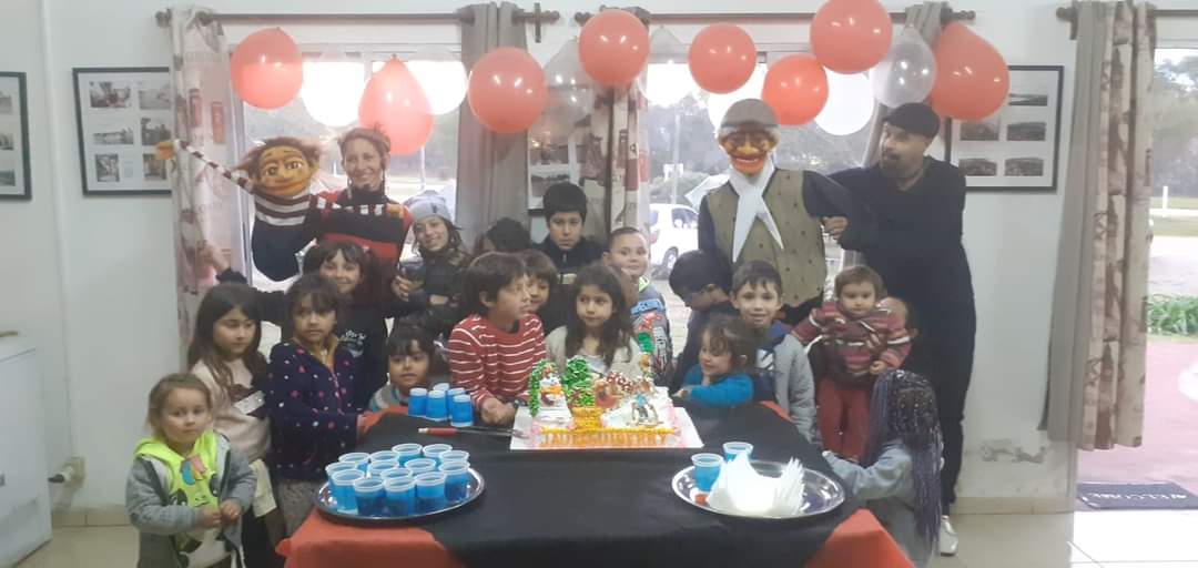 El pasado sáb se realizó un festejo homenajeando a los más pequeños en su mes.

Se agradece a la Dir. de Cultura de la Intendencia por el espectáculo de Títeres, a la panadería La Matter que donó la torta como y socias colaboradoras de la institución que organizaron el evento.