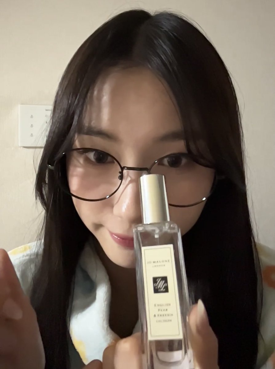 J_ging_'s tweet photo. 자기가 쓰는 향수 자랑하는거 왜케 기욥지… https://t.co/65vDJPFwdA