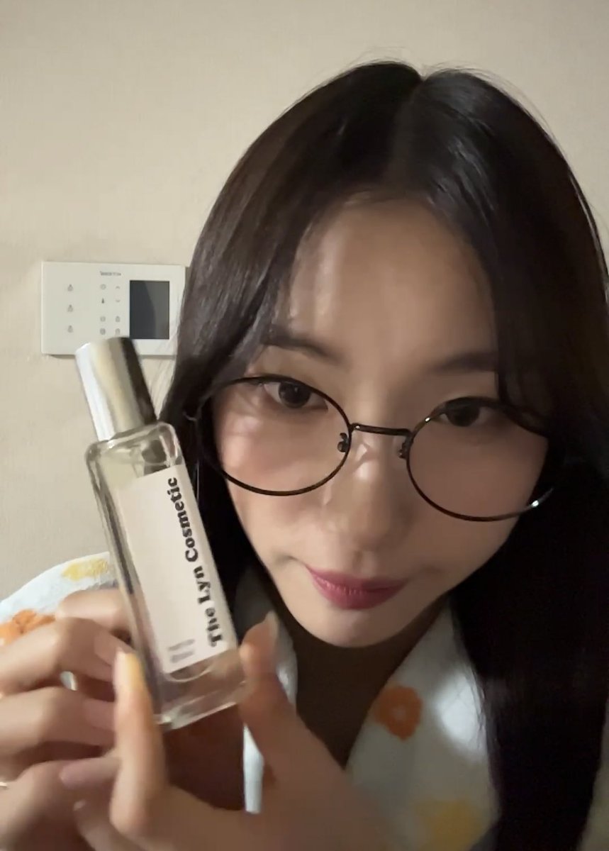 J_ging_'s tweet photo. 자기가 쓰는 향수 자랑하는거 왜케 기욥지… https://t.co/65vDJPFwdA