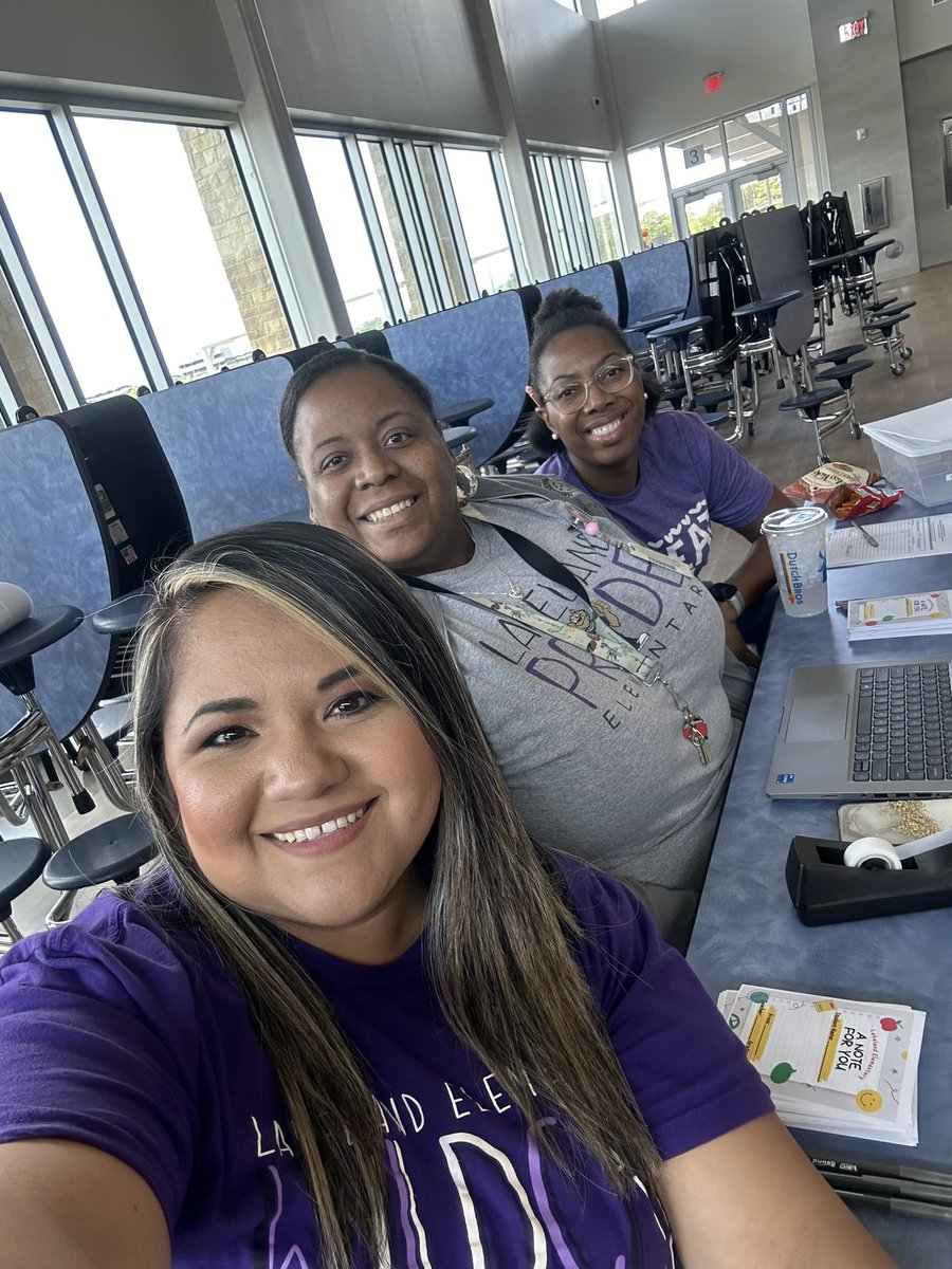 Lakeland Elementary’s Meet the Teacher! The School Counselors are ready for ya! 💜🐾